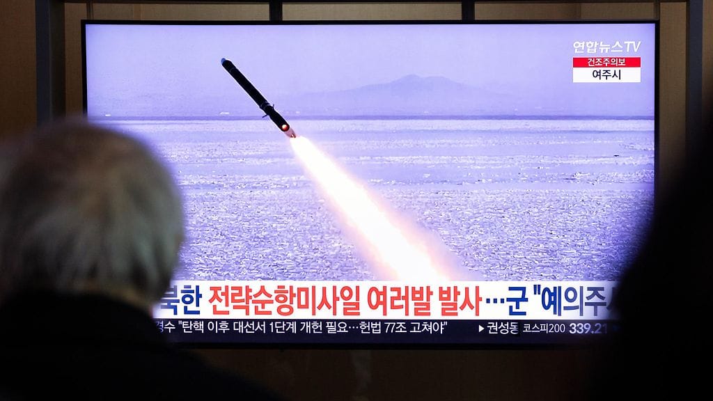 Pohjois-Korean kerrotaan laukaisseen ohjuksia Keltaiseenmereen. Kuvassa ihmiset katsovat uutislähetystä aiemmin tehdystä ohjuslaukaisusta 28. helmikuuta.