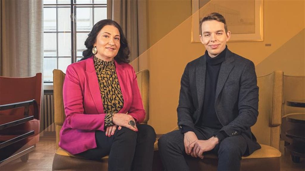 Eduskunnan takahuone -ohjelmassa juontajina vuorottelevat politiikan toimittajat Antonia Berg sekä Alec Neihum.