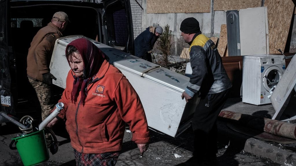 Ulkoministeriö kertoo lähettävänsä humanitaarista apua Ukrainaan ja moniin muihin kohteisiin. Kuvassa ihmiset kantavat tavaroitaan Venäjän pommitusten jälkeen Dopropilljan kaupungissa, Itä-Ukrainassa 9. maaliskuuta.