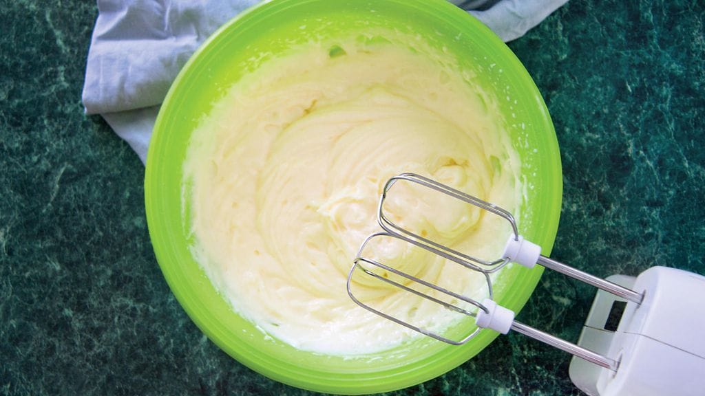 Tässä valmistuu Napoleon-kakku muovisessa vatkainkulhossa. Kuvituskuva.