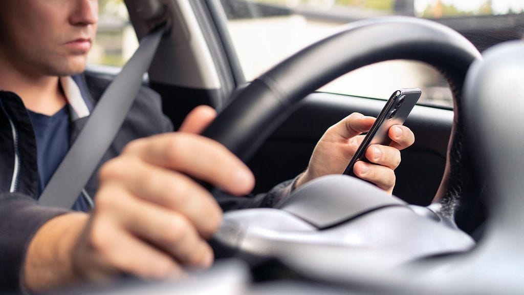 Kännykkää tuijottava kuski ajaa käytännössä tovin sokkona.