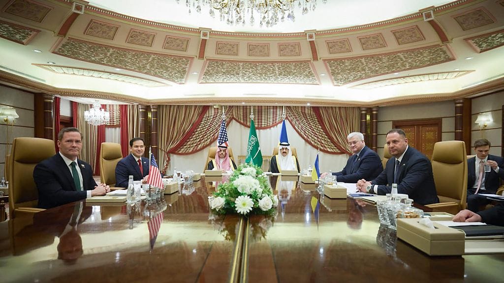 Kuvassa neuvottelupöydässä Jeddassa oikealla Ukrainan presidentinkanslian päällikkö Andriy Jermak, toisena vasemmalla ulkoministeri Andrii Sybiha, vasemmalla Yhdysvaltojen ulkoministeri Marco Rubio sekä toisena vasemmalta kansallisen turvallisuuden neuvonantaja Mike Waltz.