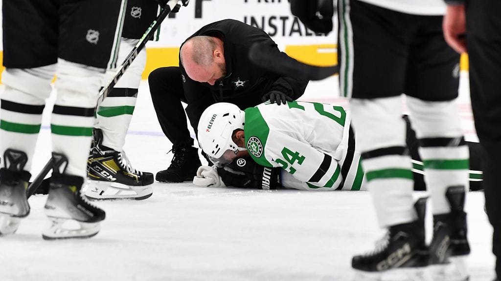 Roope Hintz sai kiekon kasvoihinsa viime viikonlopun NHL-ottelussa.