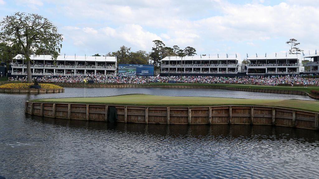 Vesi tuntuu houkuttelevan huippupelaajienkin palloja TPC Sawgrassin ikonisella 17. väylällä. Tiipaikka on tästä vinkkelistä katsottuna viheriön takana oikealla.
