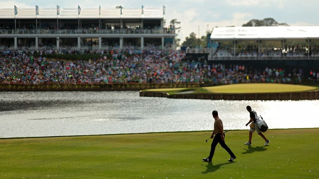 Xander Schauffele kurkkasi caddiensa tavoin 17. viheriölle astellessaan tiipaikalle viime vuoden kisan päätöskierroksella.