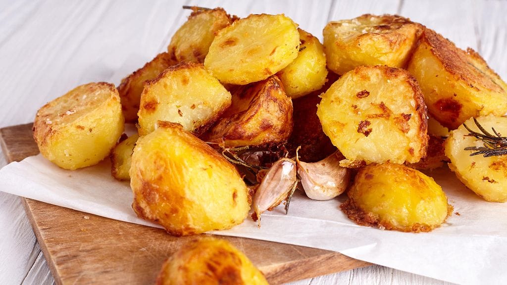 Parhaiden paistettujen perunoiden salaisuus piilee muun muassa keitinveteen lisätyssä ruokasoodassa.