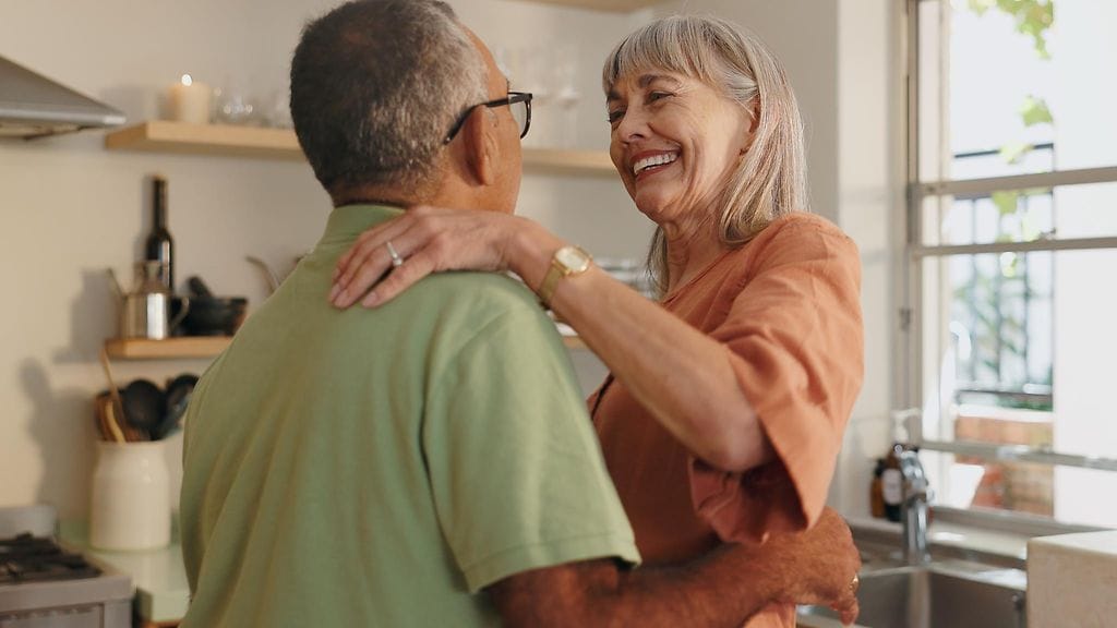 Kumppanin hyväntuulisuus voi alentaa omia stressitasoja. Kuvituskuva.