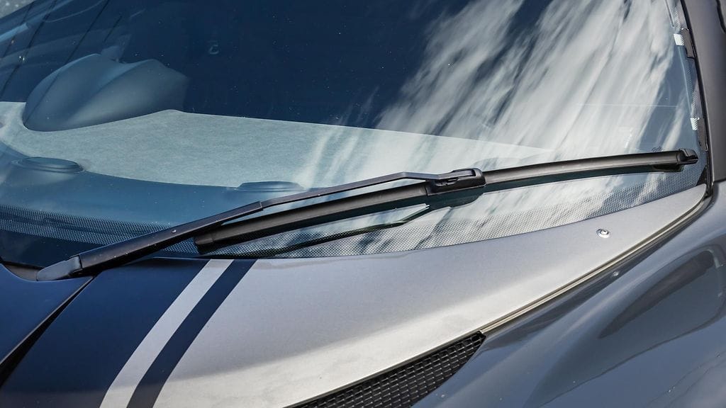 Asiantuntija suosittaa tuulilasivakuutuksen ottamista.