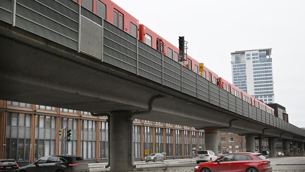 Junatien metrosillan uusimisen vuoksi Helsingin keskustan ja Itä-Helsingin väliseen metroliikenteeseen on odotettavissa vähintään kuuden kuukauden mittainen tauko vuonna 2027. Uusimisen taustalla on sillan huono kunto.