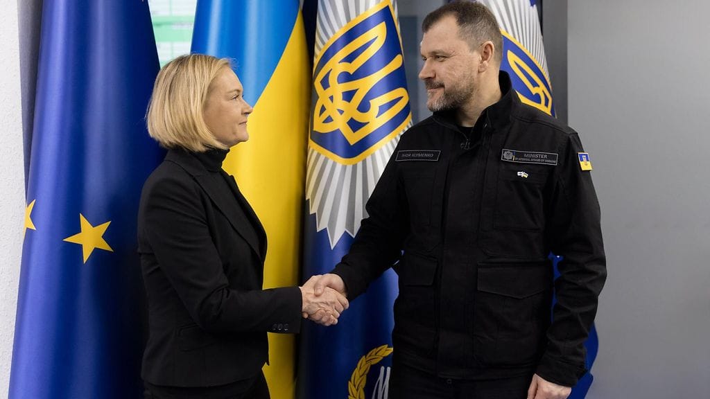 Mari Rantanen ja Ukrainan sisäministeri Ihor Klymenko Ukrainassa 11. maaliskuuta.