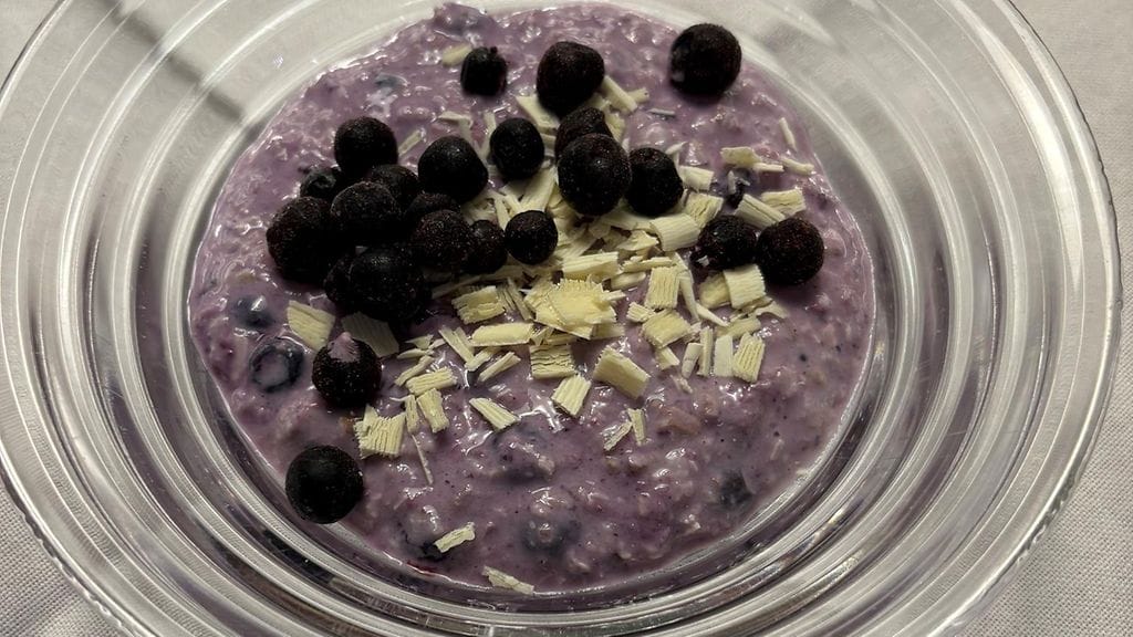 Mustikkapiirakkatuorepuuron voit valmistaa jo edellisenä iltana jääkaappiin tekeytymään.