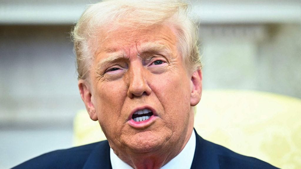 Trump ilmoitti Truth Social -viestipalvelussaan, että kyseessä olisi vastatoimi 50 prosentin tullille, jonka EU on asettamassa yhdysvaltalaiselle viskille.