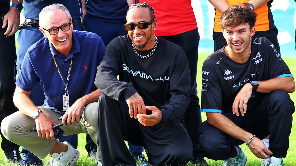 F1-sarjan toimitusjohtaja Stefano Domenicali (vasemmalla), Ferrari-kuski Lewis Hamilton (keskellä) ja Alpine-kuski Pierre Gasly (oikealla).