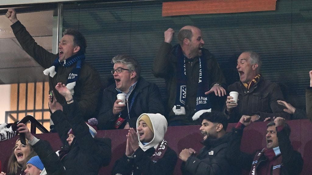 Prinssi William on tuttu näky Villa Parkin lehtereillä.