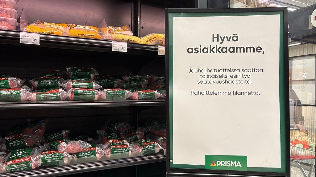 Jauhelihaa ei välttämättä tällä hetkellä ole kauppojen hyllyillä normaaliin tapaan saatavilla. Kuva helsinkiläisestä Prismasta.