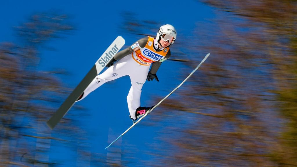 Nika Prevc liiteli uusiin maailmanennätyslukemiin Vikersudnissa.