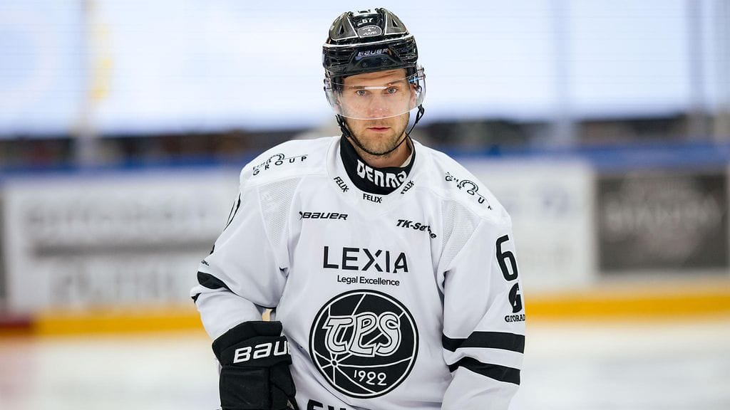 Roni Sevänen pelasi TPS:ssä kahden kauden aikana 87 runkosarjaottelua ja teki niissä 1+5 tehopistettä.