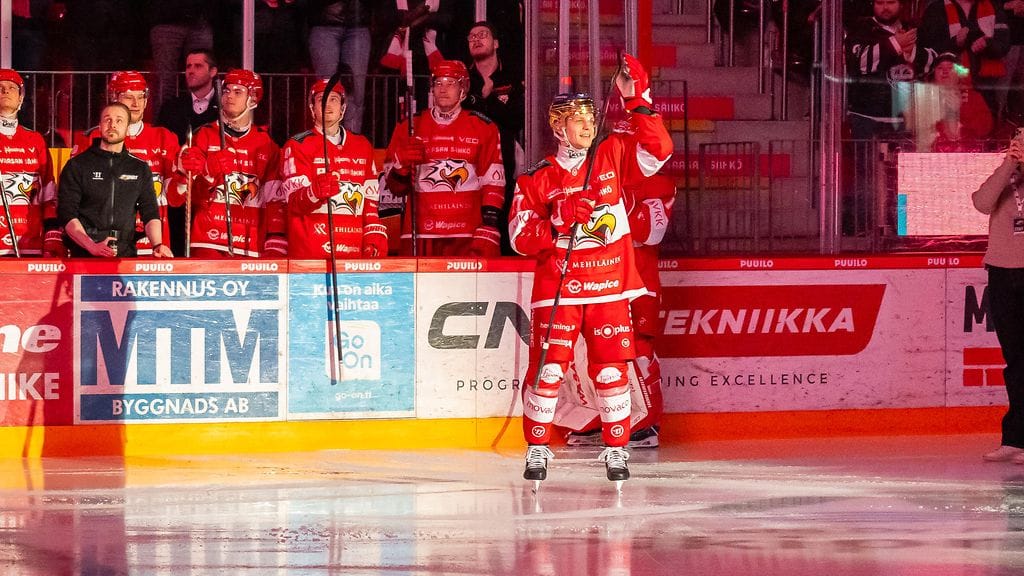 Sportin tähtipuolustaja Atro Leppänen (kuvassa etualalla, kädet pystyssä) kunnianosoitusten kohteena.