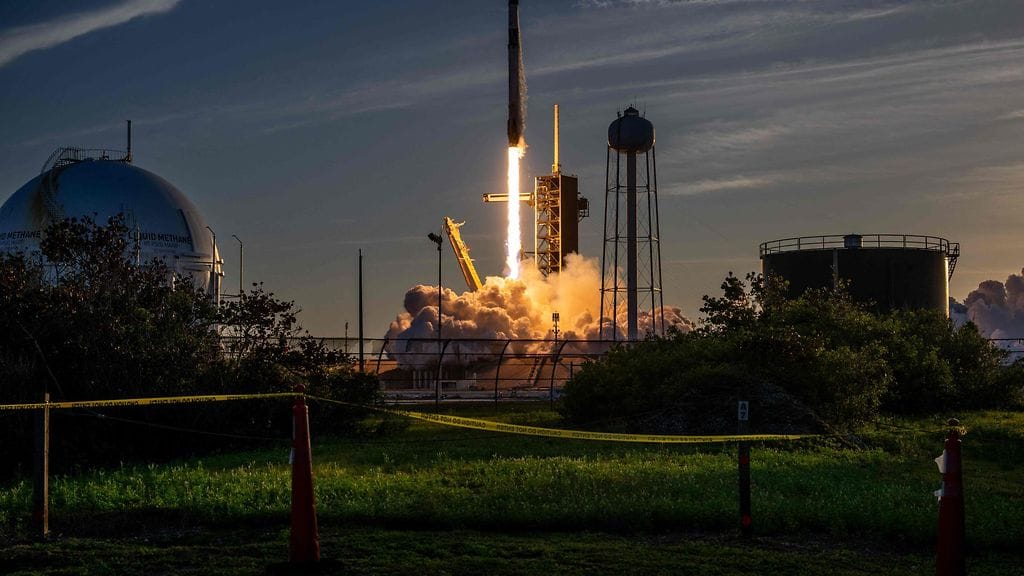 SpaceX:n Falcon 9 -raketti ja siihen kiinnitetty Crew Dragon -alus laukaistiin Floridassa sijaitsevasta Kennedyn avaruuskeskuksesta nelihenkisen miehistön kanssa.