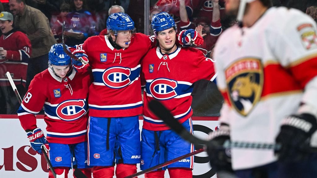 Patrik Laine juhli maaliaan Motrealin pelaajien kanssa. OIkealla puolelle Juraj Slafkovsky.