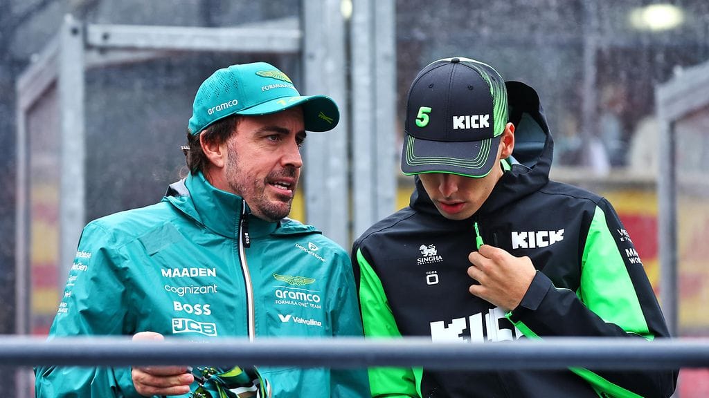 Fernando Alonso (vas.) keskeytti Australiassa.