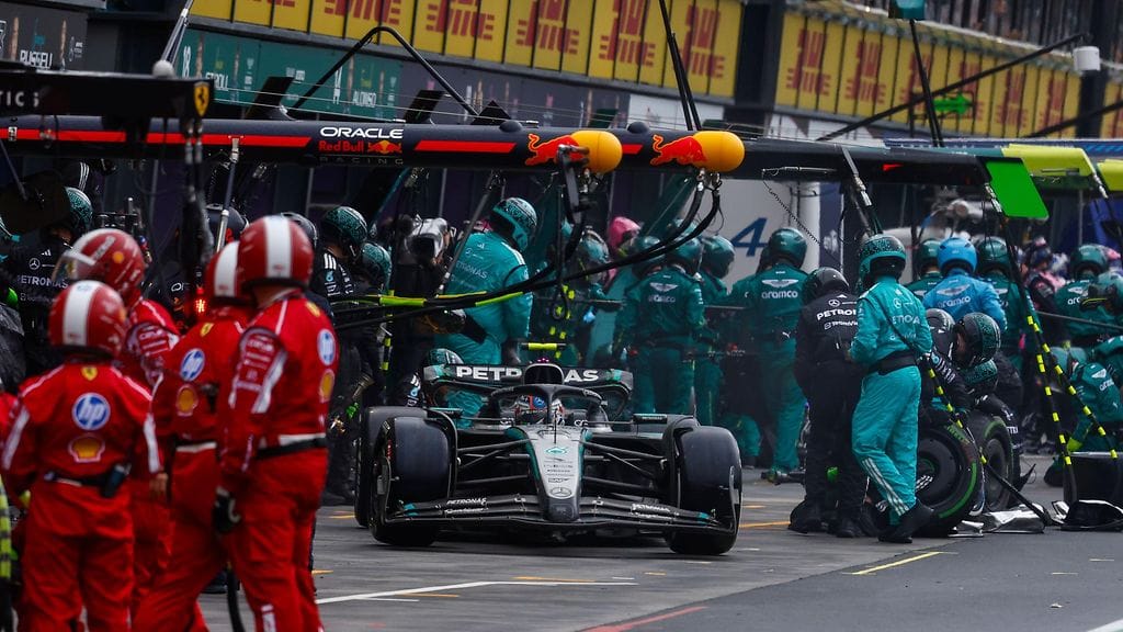 Mercedeksen Kimi Andrea Antonelli (kuvan autossa).