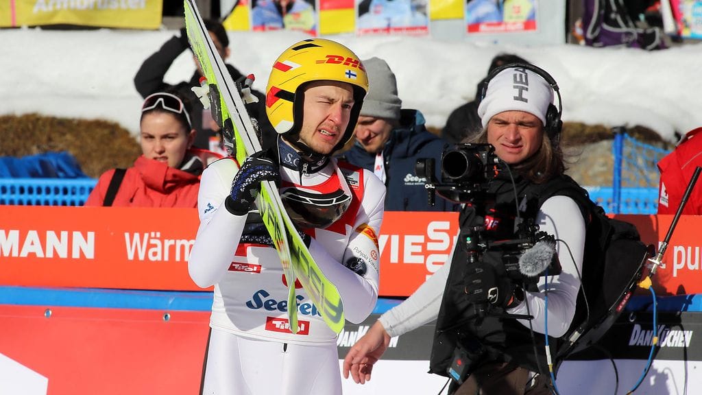 Ilkka Herola sai vaivoin laskuduttua 146-metrisen hyppynsä Holmenkollenilla.