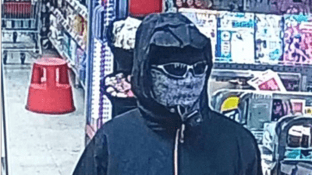 Poliisi pyytää vihjeitä koskien Kuopion Saarijärvellä tapahtunutta Salen ryöstöä. Kuvassa epäilty mieshenkilö.