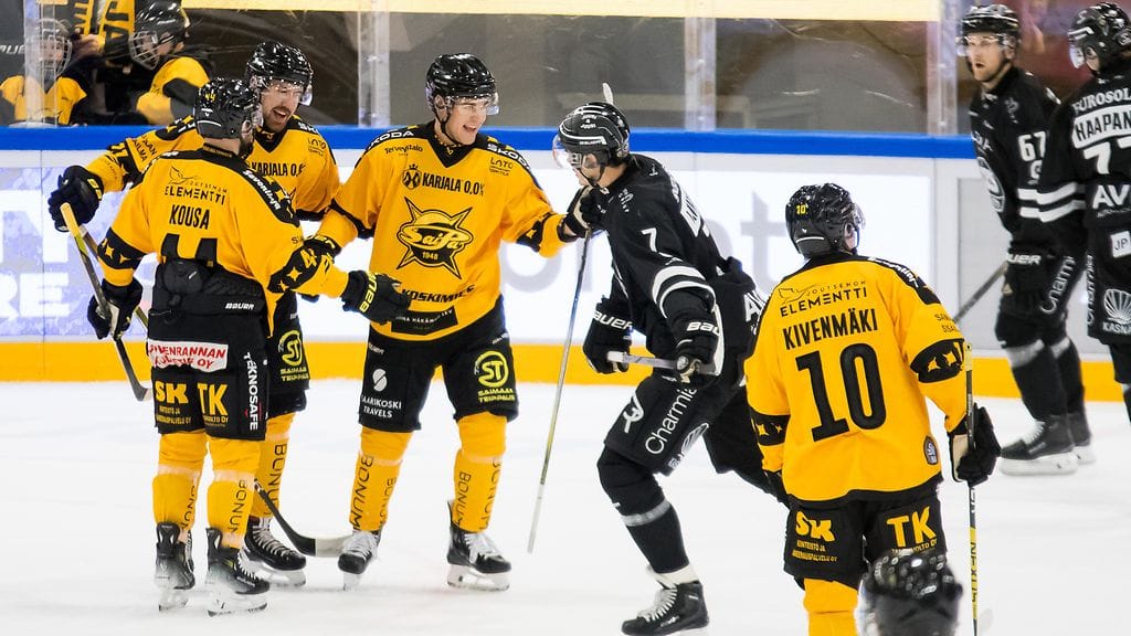 SaiPa (keltapaidat) ja TPS (mustapaidat) kohtaavat SM-liigan pudotuspelien ensimmäisellä kierroksella.