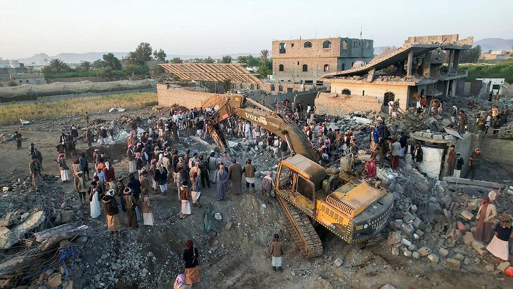 Ihmiset etsivät uhreja raunioista Yhdysvaltain iskun jäljiltä Saadan kaupungissa sunnuntaina 16.3.
