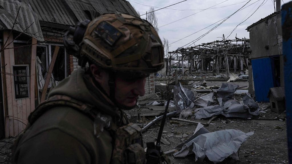 Ukrainalainen sotilas Itä-Ukrainassa 14. maaliskuuta julkaistussa kuvassa.