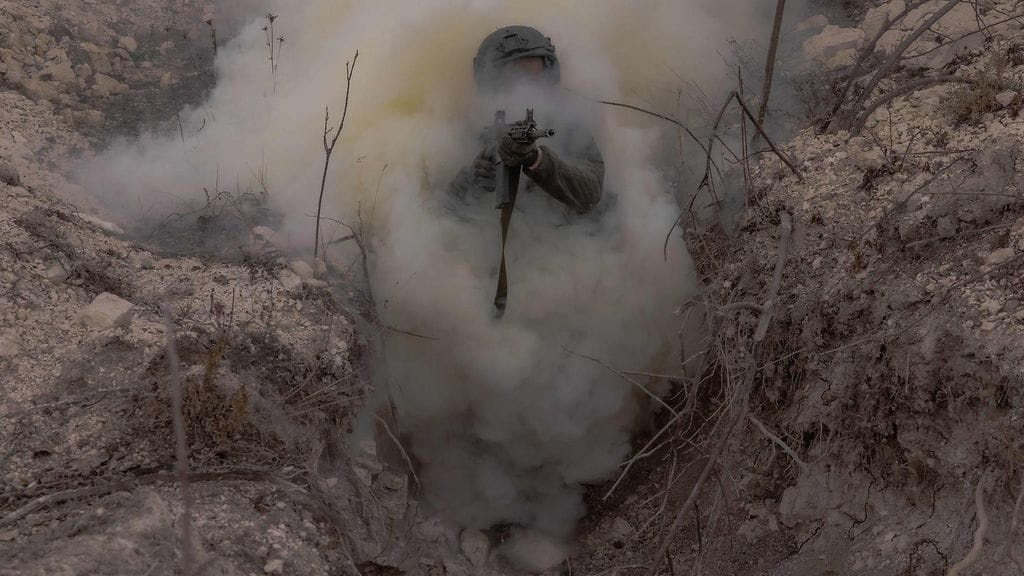 Ukrainan sotilas taisteluharjoituksissa Donetskin alueella 3. helmikuuta.