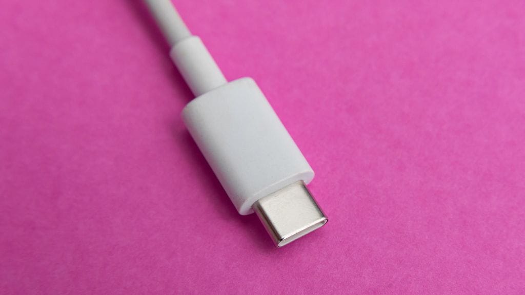 Tukes varoittaa USB-C-laturin turvallisuuspuutteesta. Kuvituskuva.