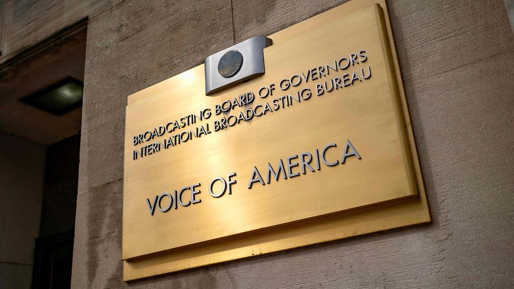 Trumpin hallinto aloitti viikonloppuna Yhdysvaltain ulkomaanpalvelun Voice of American henkilöstön irtisanomiset.