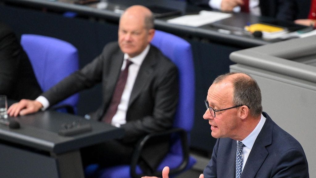 Saksan tuleva liittokansleri, kristillisdemokraattien Friedrich Merz. Taustalla väistyvä liittokansleri Olaf Scholz