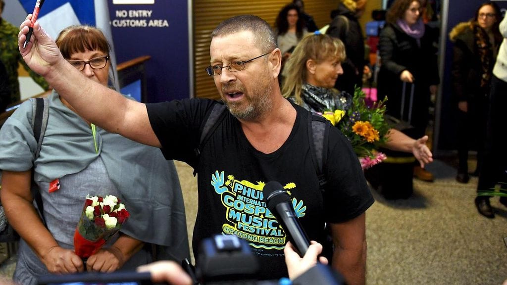 Timo Valtonen kuvattuna Helsinki-Vantaan lentokentällä marraskuussa 2018. Valtonen oli ryhmineen pidätetty Malesiassa heidän jaettua siellä Raamattuja.