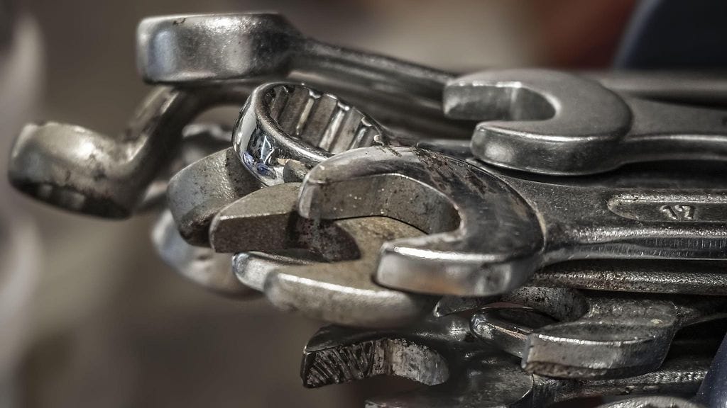 Auton alla työskennellessä kannattaa huomioida turvallisuus.