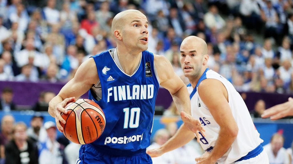 Tuukka Kotti, 44, ripustaa pelitossut naulaan.