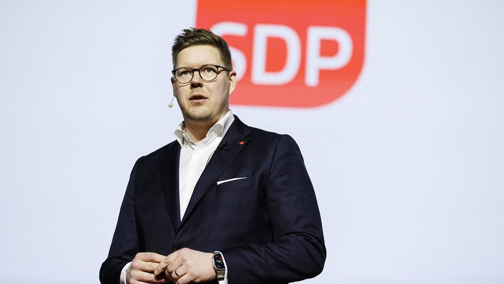 Antti Lindtmanin johtama SDP jatkaa eduskuntapuolueista suosituimpana, selviää Helsingin Sanomien gallupista.
