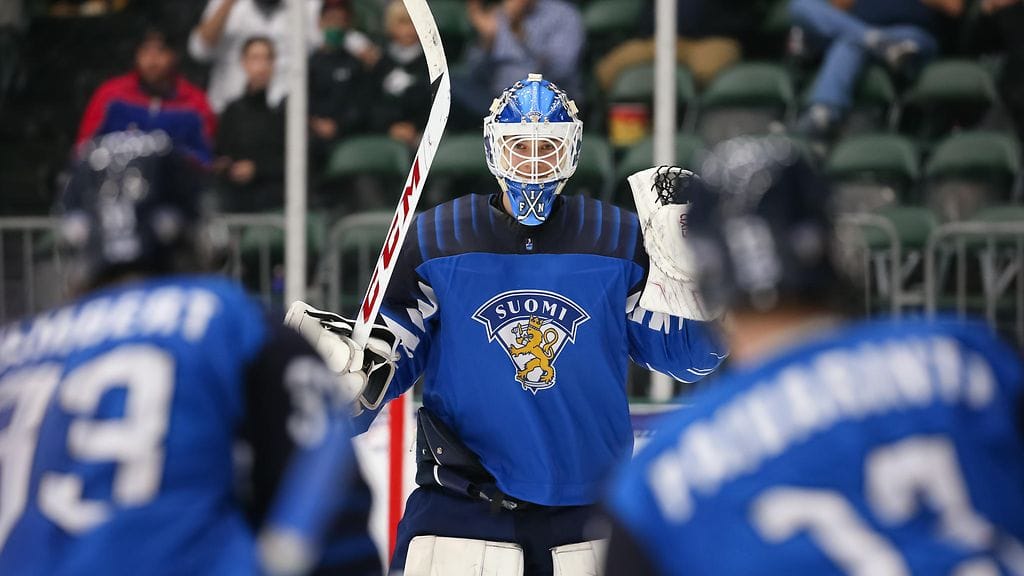 Aku Koskenvuo Suomen alle 18-vuotiaiden maajoukkueen maalilla vuonna 2021.