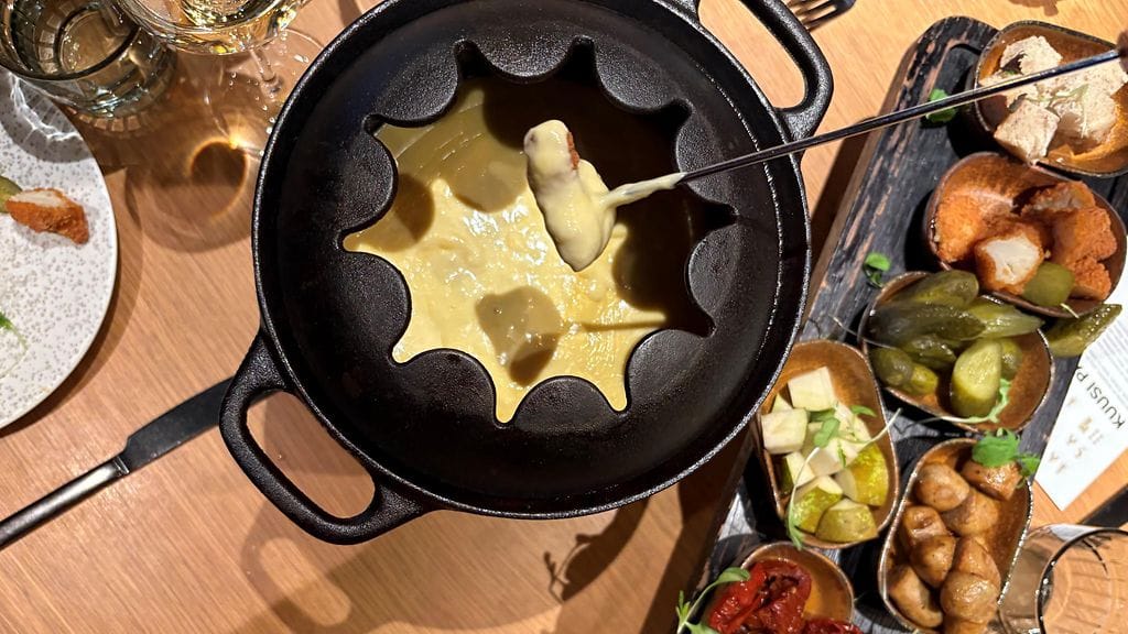 Fondue on taas löytänyt tiensä ravintoloiden listoille. Kuvassa Marski by Scandic -hotellin Kuusi Palaa -ravintolan juustofondue.