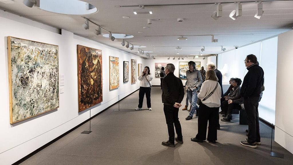 Yleisöä taiteilija Reidar Särestöniemen näyttelyssä Didrichsenin taidemuseossa Helsingissä 27. helmikuuta.