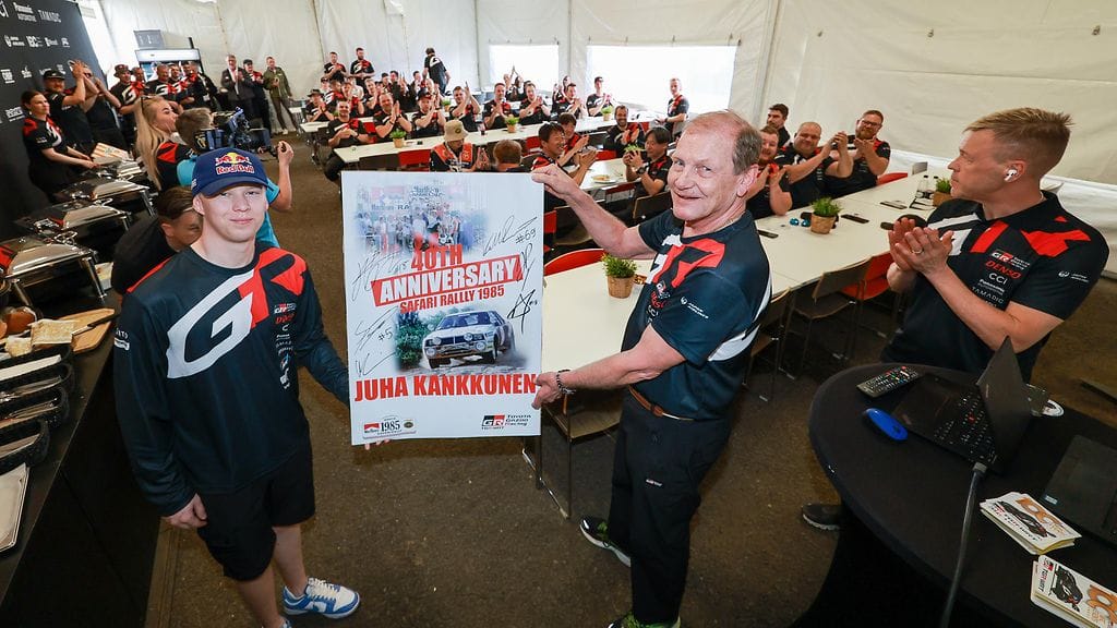 Juha Kankkunen sai hienon taulun voitostaan Kenian MM-rallissa vuonna 1985. Onnittelemassa oli myös Kalle Rovanperä (vas.).