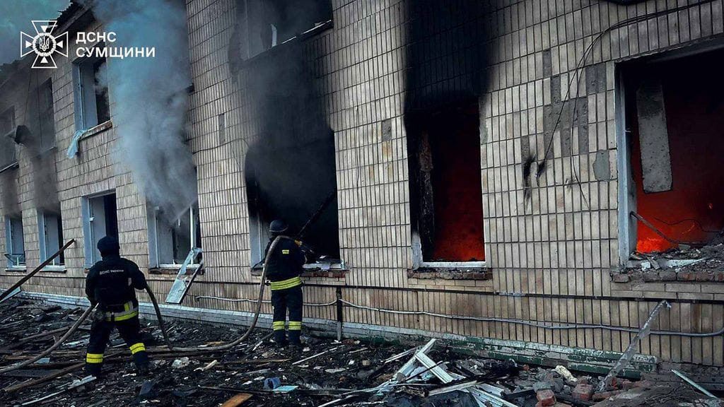Ukrainan hätätilapalvelun julkaisemassa valokuvassa näkyy palomiehiä sammuttamassa tulipaloa sairaalarakennuksessa Krasnopillyassa Sumyn alueella.