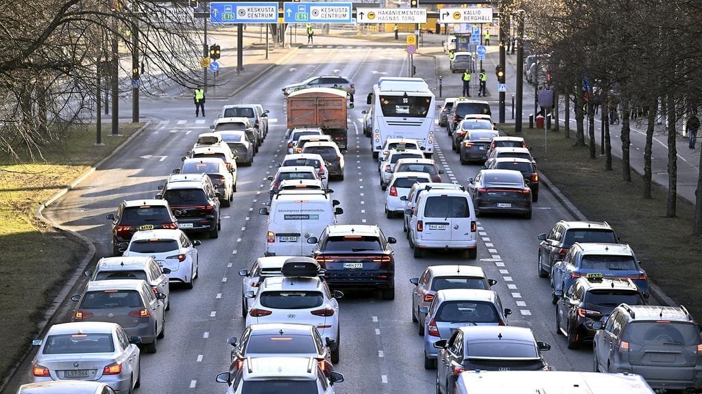 Autoliikenne seisoi Sörnäisten rantatiellä etelään menevillä kaistoilla Helsingissä 19. maaliskuuta 2025. Kuvituskuva.