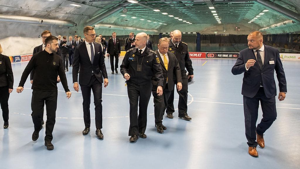 Suomi ja Ukraina tiivistävät yhteistyötään väestönsuojelun alalla. Ministerit allekirjoittivat asiakirjan vieraillessaan Merihaan kallioväestönsuojassa Helsingissä.