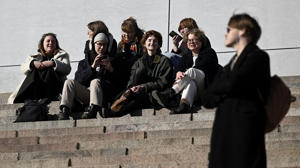 Tuomiokirkon portaat ihmisiä LK 20.3.2025