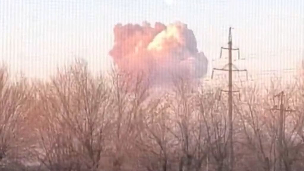 Kuvakaappaus videosta, jossa väitetään näkyvän Venäjän Engels-2-sotilaslentokentältä nouseva savupatsas. Videon aitoutta ei ole vahvistettu.