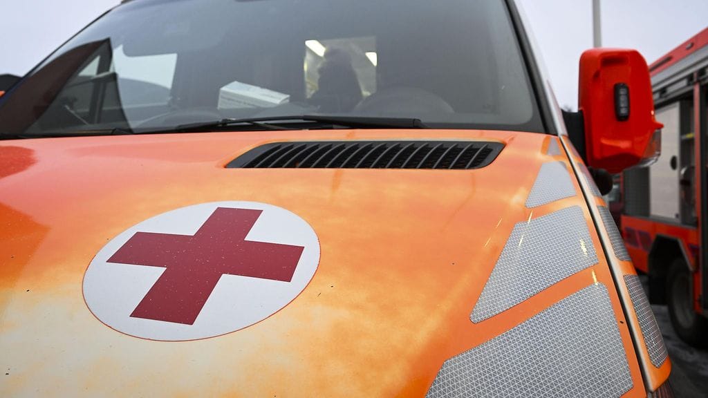 Kohteeseen hälytettiin pelastusyksikön lisäksi ambulanssi, poliisi ja Kaupunkiliikenne OY:n raivausauto.