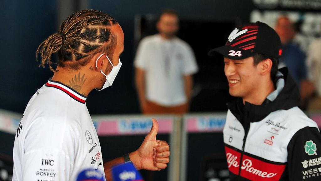 Lewis Hamilton ja Zhou Guanyu ajavat tällä kaudella kumpikin Ferrarilla.